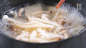 依次放火腿、豆腐，加水大火燒開，小火燉煮20分鐘，出鍋前撒上蔥花即可。