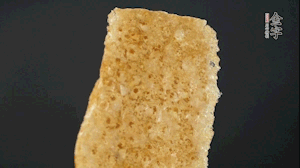 油炸豬皮冷水泡發(fā)，切成菱形。