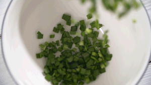 韭菜洗凈，切粒。