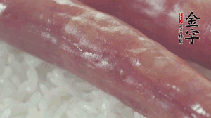 關(guān)上蓋子，煮到米飯露出時。