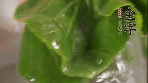 小青菜從根部掰開(kāi)，分別洗凈。