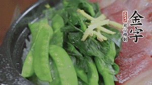 燜好的米飯開蓋，放入菜心、荷蘭豆，澆上調(diào)味汁拌勻。