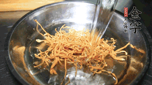 蟲草花用涼水浸泡10分鐘，干香菇溫水泡發(fā)至軟去蒂備用。蓮子、紅棗也可一同清洗干凈。