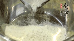 【油皮】1．將油皮材料放入料盆中，緩緩加100ml水，攪拌成雪花片狀。在案板上反復(fù)揉搓成有一定筋度的光潔面團(tuán)，搓成12個團(tuán)子。