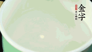 鍋中盛涼水，放入汆燙好的鴿子、火腿片、生姜片。