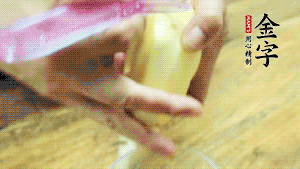將食材洗凈，茄子、土豆切滾刀塊。