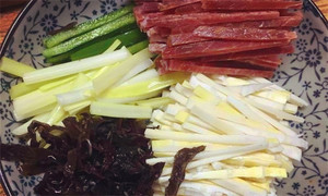 黑木耳泡發(fā)，黑木耳、韭黃、雷筍、青椒切成絲。