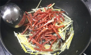 火腿絲、筍絲、黑木耳絲汆水后，瀝干。