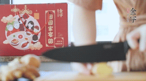 將處理好的老鴨放入冷水鍋中，丟入姜片，冷水煮沸去腥。