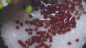 將炒好的食材和大米、紅豆一起放進電飯鍋煮。