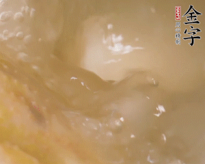 沸騰后撈出蔥結(jié)，小火燉45分鐘，加山藥再燉15分鐘。