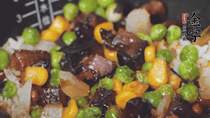 出鍋前加蠔油、生抽調(diào)味，撒點熟白芝麻即可。