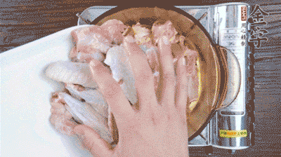 加料酒、蔥姜焯水2分鐘，清洗備用。