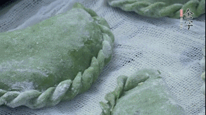 【制作】2.蒸架上墊浸濕的屜布，再放上清明果，大火蒸10~15分鐘，完成，出鍋啦！