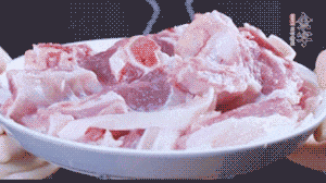 新鮮羊肉冷水入鍋，加姜片、清水焯水，除去血沫。
