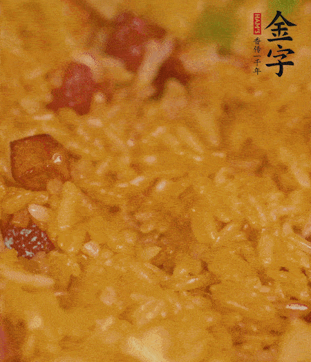 放一撮鹽、生抽少許，倒入炸好的芋頭。最后撒蔥花、蒜末翻炒均勻。