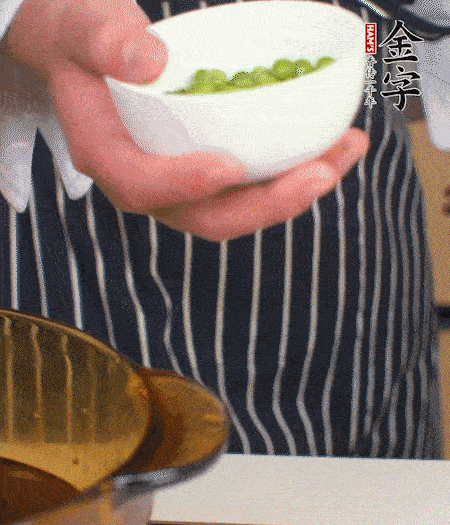 胡蘿卜、豌豆和干花菇焯水。