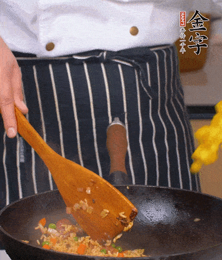 加咖喱塊、少許鹽、白糖調(diào)味，炒至咖喱塊融化后，倒米飯，翻炒至每粒米飯都包裹上咖喱，再放黃椒、青椒粒，出鍋前加菠蘿粒和小蔥翻拌均勻。