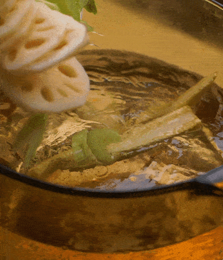 把玉米筍（對半切開）、西芹（切斜片）、蓮藕（切片），放入開水鍋內(nèi)，加點(diǎn)少許鹽、油，汆燙2分鐘。