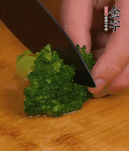 西蘭花用淡鹽水浸泡十幾分鐘后過開水焯燙熟后撈出。