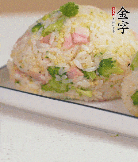 拌好的飯攥成飯團(tuán)。