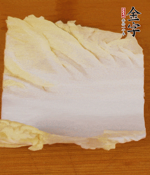 一片白菜一片淡火腿交替疊起，疊個(gè)兩三層放進(jìn)鍋內(nèi)，直到塞滿鍋。