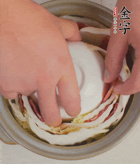 寬度剛好是鍋的高度?？垡粋€(gè)小碗更有助于幫助造型。