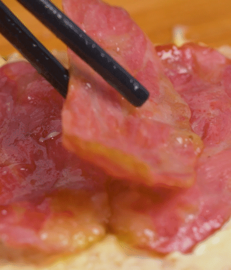 放上火腿、芝士片、生菜，再放一片土司。