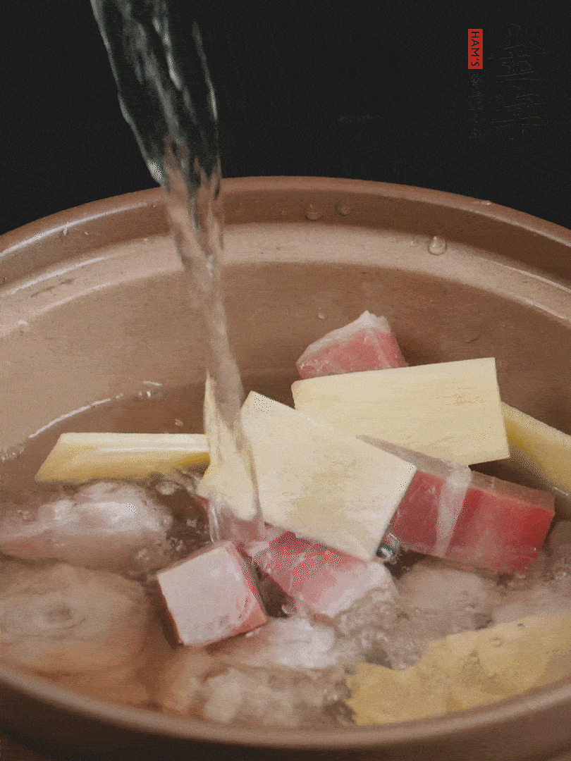 雞塊、火腿、姜片加適量料酒、清水燉80分鐘。