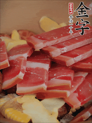 除鮑魚(yú)外的所有材料放進(jìn)鍋里，加清水、姜、黃酒，大火燒開(kāi)，轉(zhuǎn)小火煲90分鐘。