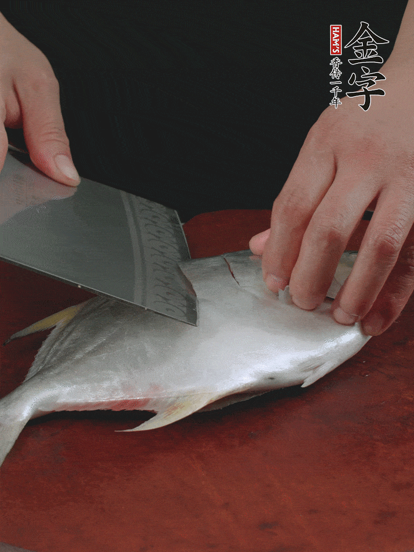 處理干凈銀鯧魚(yú)1條，表面斜刀切出花刀。