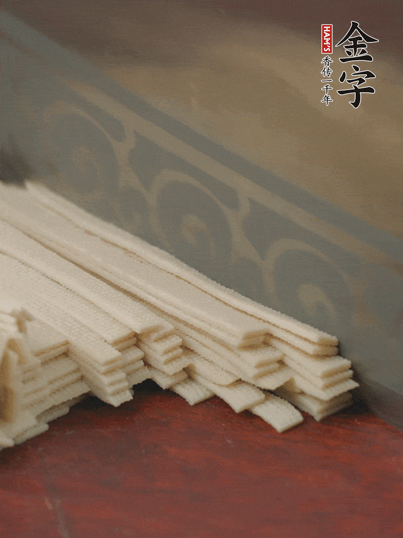 燉火腿期間，千張切細絲，白蘿卜去皮切細絲，蒜葉切細丁。