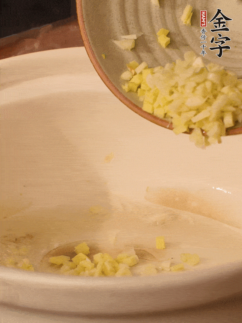熱油下鍋，姜爆香。下冬瓜略微翻炒。