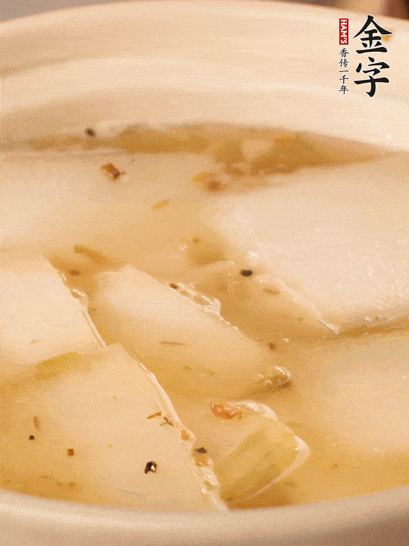 加入適量清水，再放咸肉，淋點(diǎn)黃酒添味。