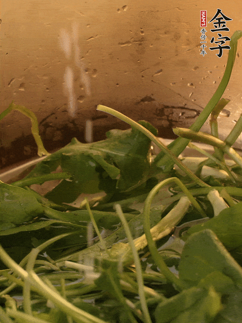 薺菜去掉根部，加小蘇打、鹽熱水沸騰燙軟。