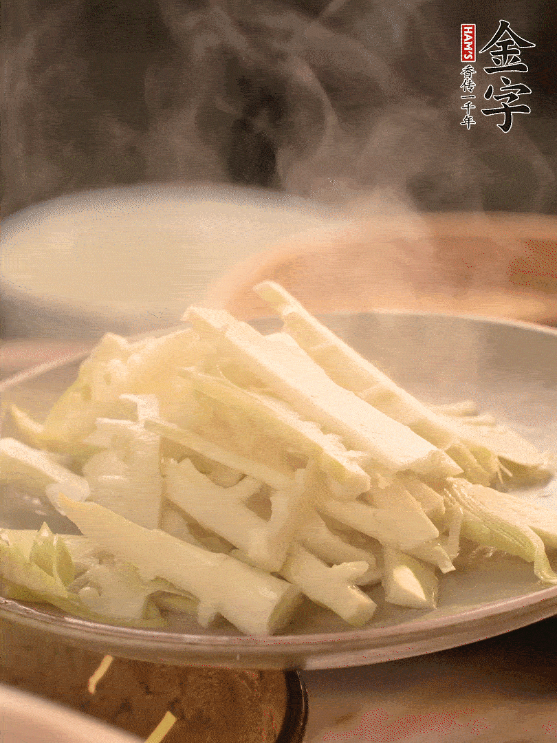 春筍切薄片，焯水去除澀味。