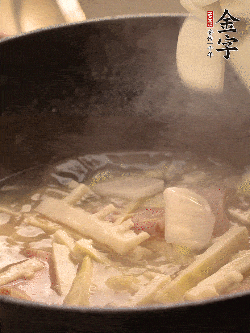 加一點(diǎn)開水后，放年糕燜2分鐘至軟。