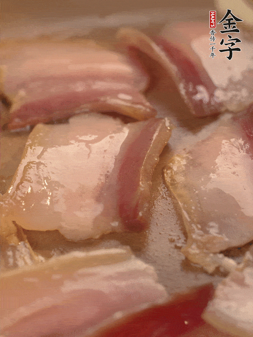 鍋中熱油煸香大蒜、咸肉。