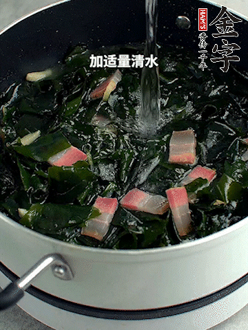 放入泡發(fā)好的裙帶菜翻炒一下，加適量清水燉煮。