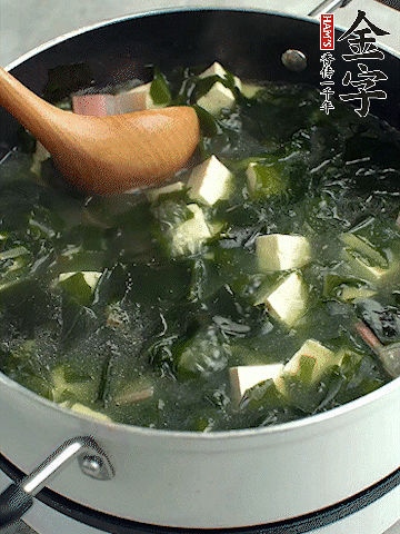 煮到沸騰后，再放入豆腐蓋蓋子煮3分鐘。