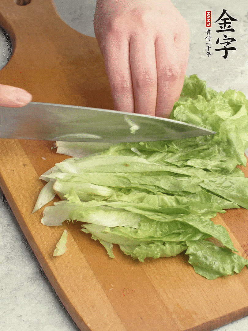 胡蘿卜、生菜、黃瓜切絲。