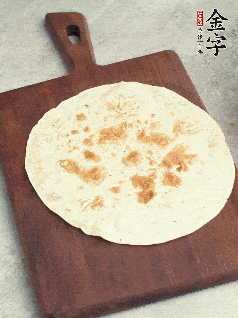 食材依次鋪在卷餅皮上，卷起來(lái)。
