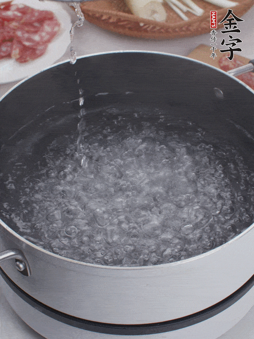 春筍去殼切片，焯水3分鐘。