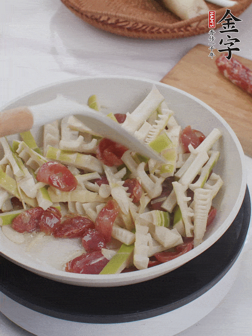 下春筍翻炒均勻，一小撮鹽調(diào)味。