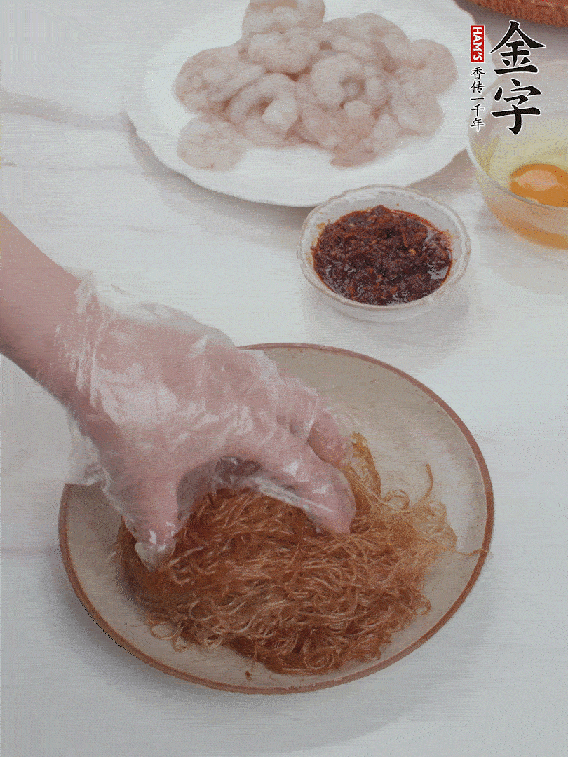 粉絲泡軟后，入沸水煮10秒，撈出后加1/2勺老抽、1/2勺食用油挑松。