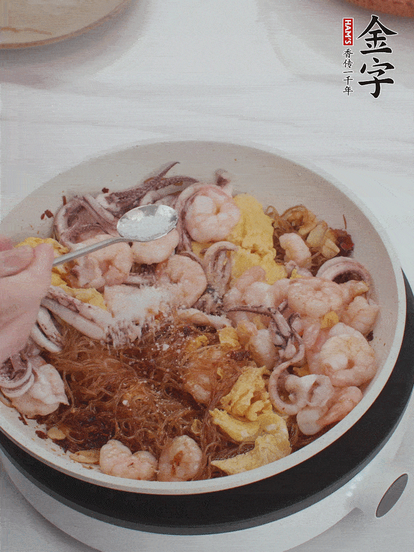 加雞蛋，蝦仁，魷魚混合。