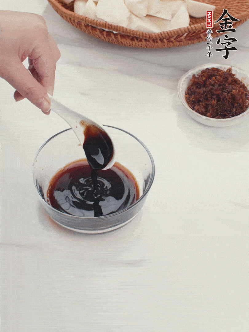 將生抽、老抽、黃酒和白砂糖在小碗里調(diào)成味汁。