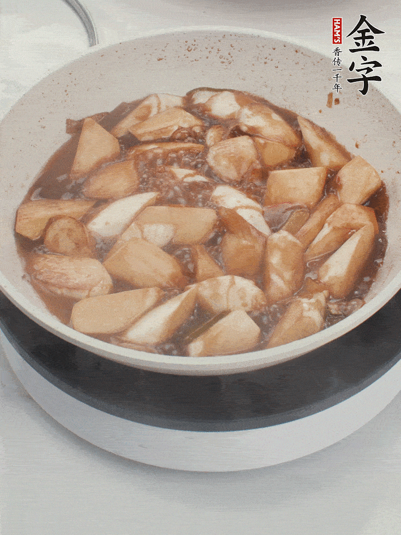 待茭白煸到微微發(fā)黃加入調(diào)好的味汁翻炒。加一小碗清水蓋蓋子燜3-4分鐘。
