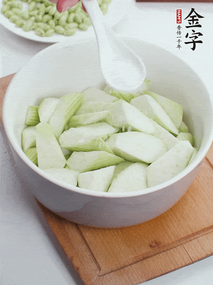 水中加1勺鹽浸泡，防止變黑。