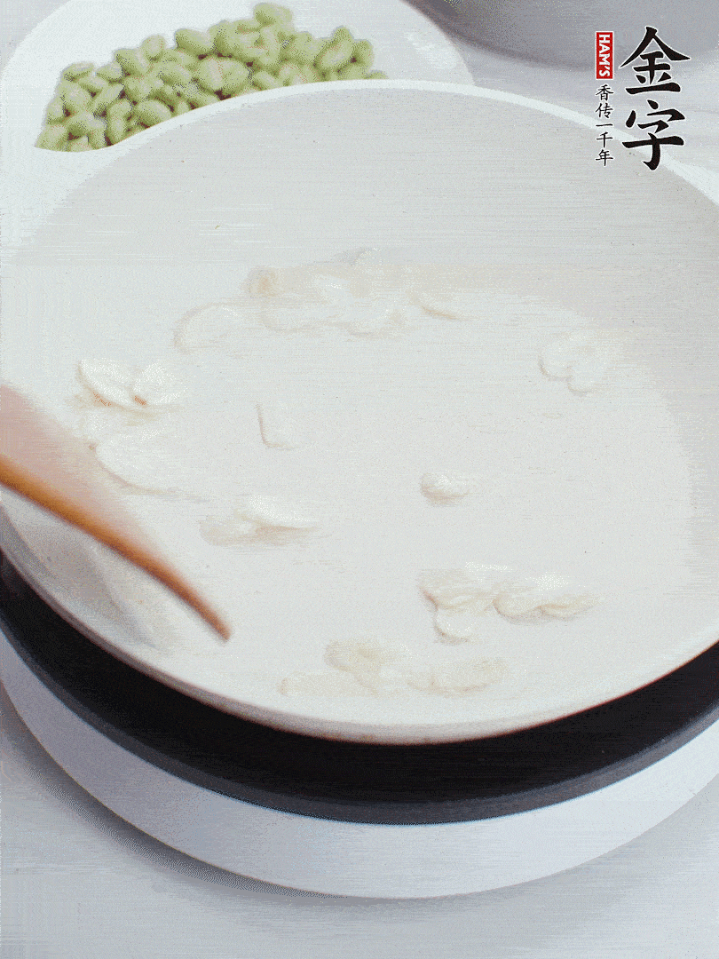 金字淡咸肉煮15分鐘，撈出切片。油5成熱時(shí)，蒜末、咸肉爆香。